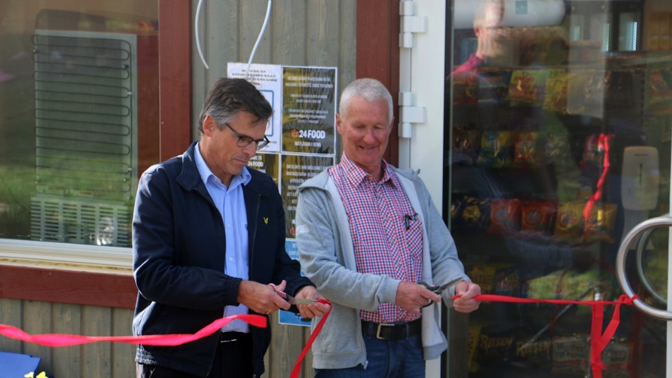 Lars Rosander och Kurt Gustavsson hjälptes åt att klippa det röda bandet och förklara butiken invigd. Ett historiskt ögonblick efterlängtat av många Venabor.