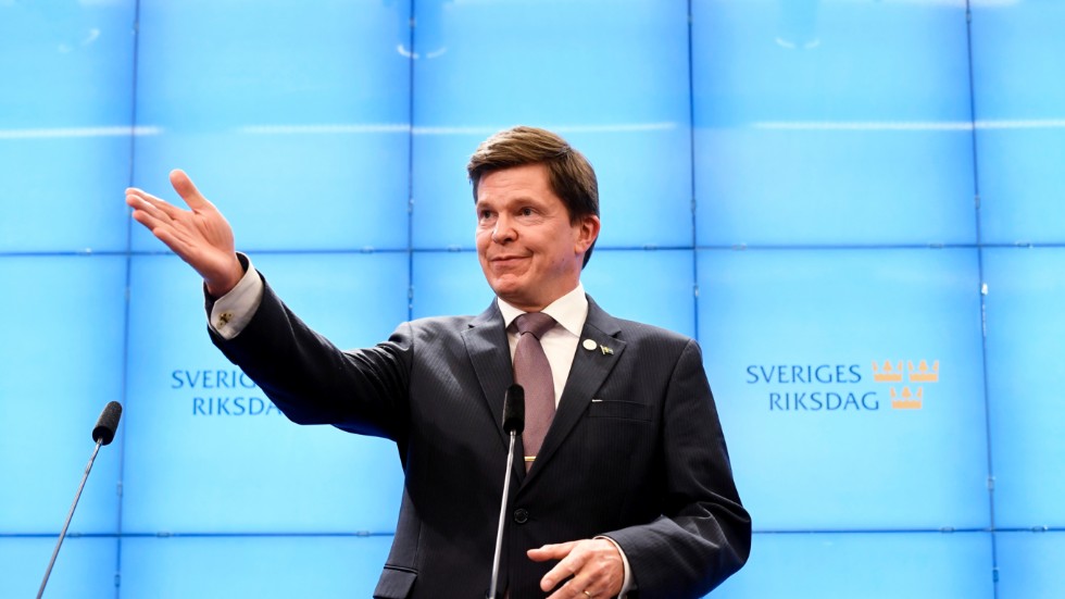 Varsågod Stefan Löfven - bollen är din! På torsdagen meddelade talman Andreas Norlén (bilden) att den nyss avgångna statsministern Löfven får en ny chans att sondera sina möjligheter att komma tillbaka. 