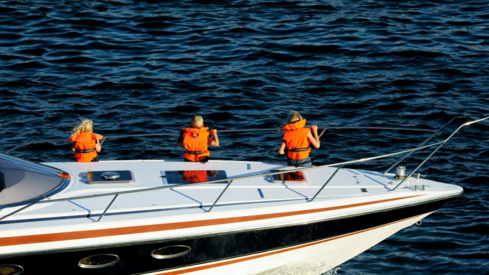 Varje år omkommer runt 20 personer i olyckor relaterade till fritidsbåt och kanot. Den siffran skulle kunna halveras om alla bar flytväst när de är ute med båten, skriver Inger Högström-Westerling, ordförande Hjälmarens Båtförbund.