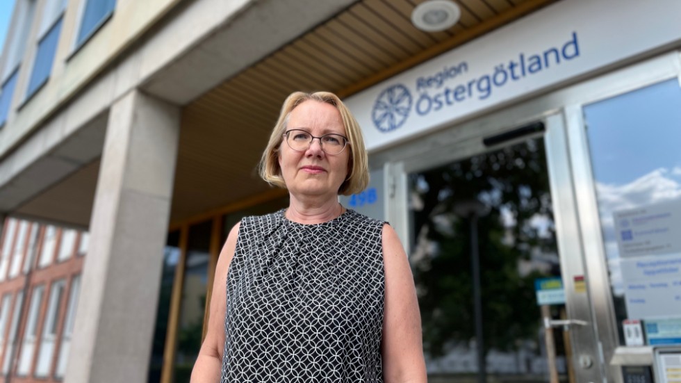Kerstin Sjöberg (C) framför regionshuset. Hon är inte särskilt förtjust i det nya cykelhuset som den politiska ledningen valt att investera många miljoner kronor i. 