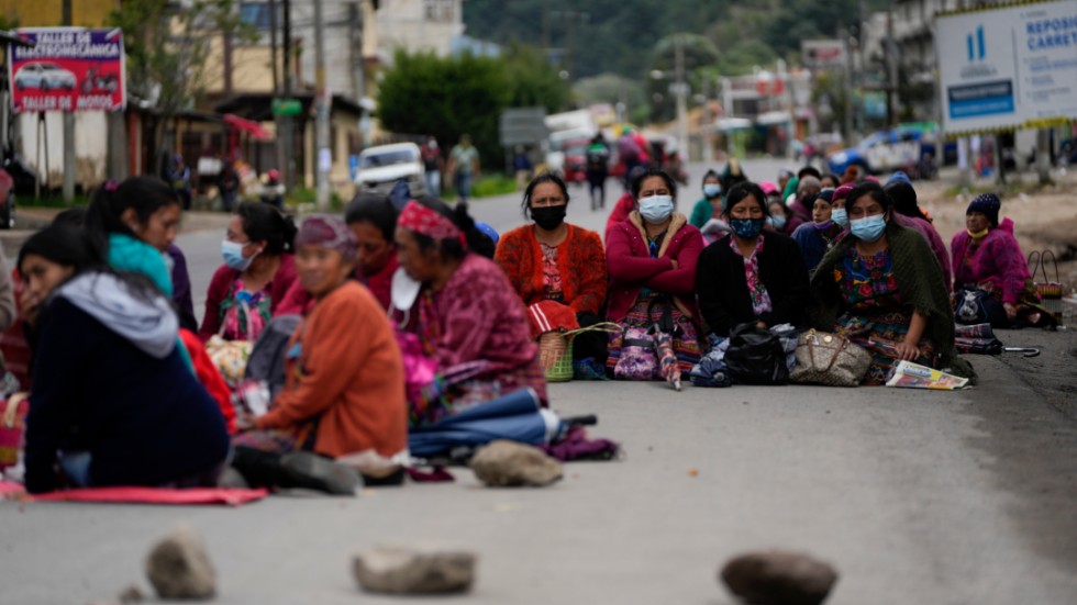 En grupp kvinnor blockerar en väg i Totonicapan, Guatemala, som en del i torsdagens protester mot presidenten.