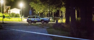 Ung kvinna död efter skjutning vid strand i Luleå – polisen efterlyser iakttagelser • Man anhållen misstänkt för mord