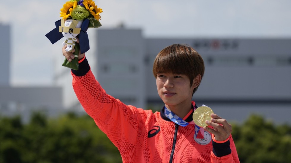 Yuto Horigome med den historiska guldmedaljen.