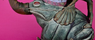 Sagolik keramik ställs ut på Sadelmakarlängans galleri