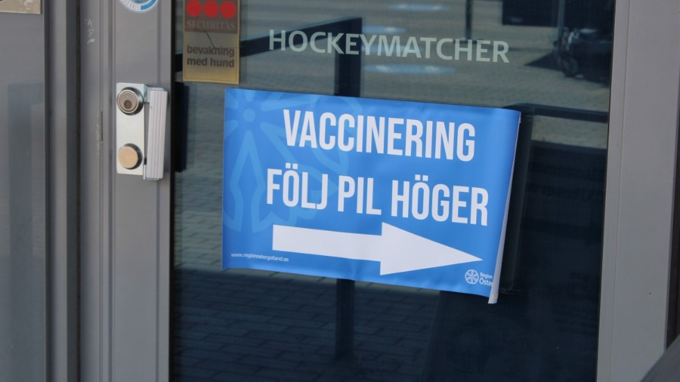 För att den svenska metoden ska fungera är en fortsatt hög vaccinationstakt av yttersta vikt, skriver debattörerna.