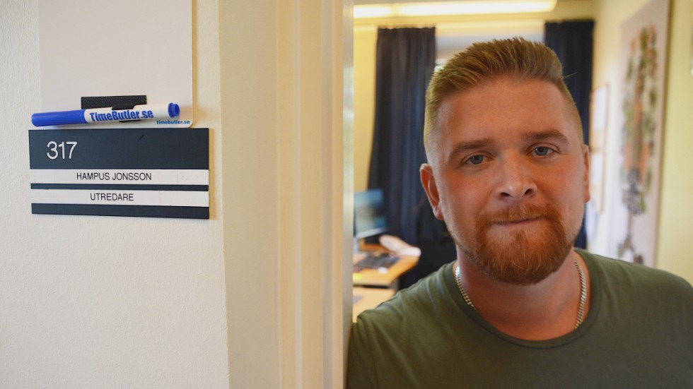 Hampus Jonsson visste tidigt att han ville bli polis. Under sin utredningspraktik blev han fast beslutsam att han ville bli just utredande polis. På måndagen började han sin nya tjänst på avdelningen grova brott, placerad på polisstationen i Vimmerby.