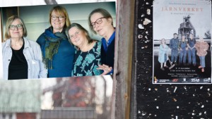 Glädje och sorg för kvinnorna bakom järnverksblues •&nbsp;"Tvungna att lyfta andra för det är ingen som lyfter sig själv"