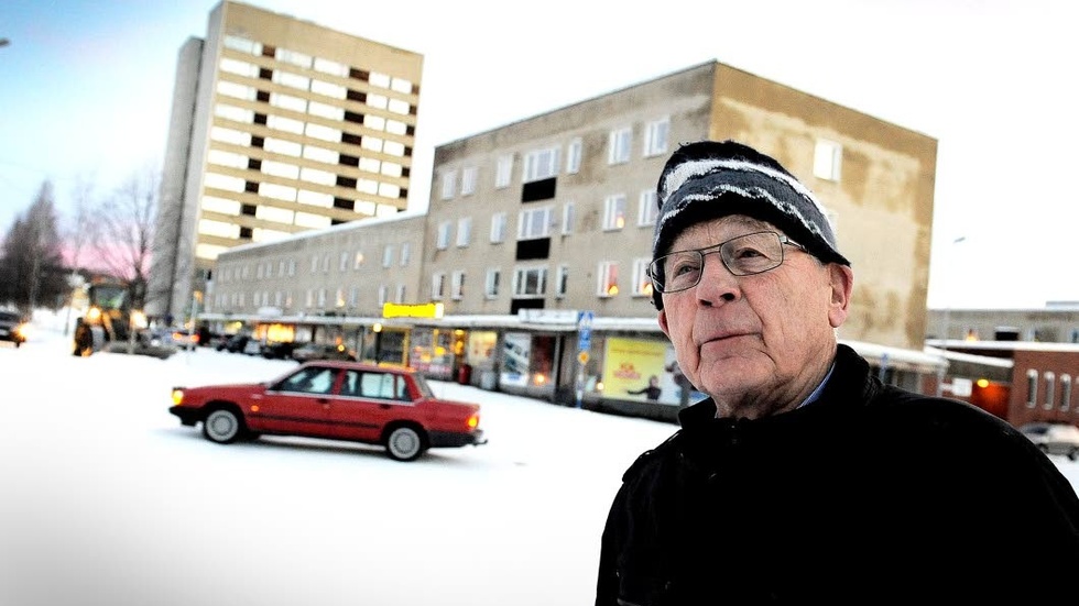 Den här bilden tog jag 2024, när jag och reportern Peter Johansson gjorde ett reportaget om den just påbörjade samhällsomvandlingen i Malmberget. Harry Brännström berättade levande om ett samhälle som var något helt annat 1954 när han började som polis, än vad det var när bilden togs. Idag är alla husen på bilden borta.