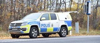 Fyra anhållna för fartkamerastölder – greps i Katrineholm ✓Här letar polisen bevis utanför Nyköping