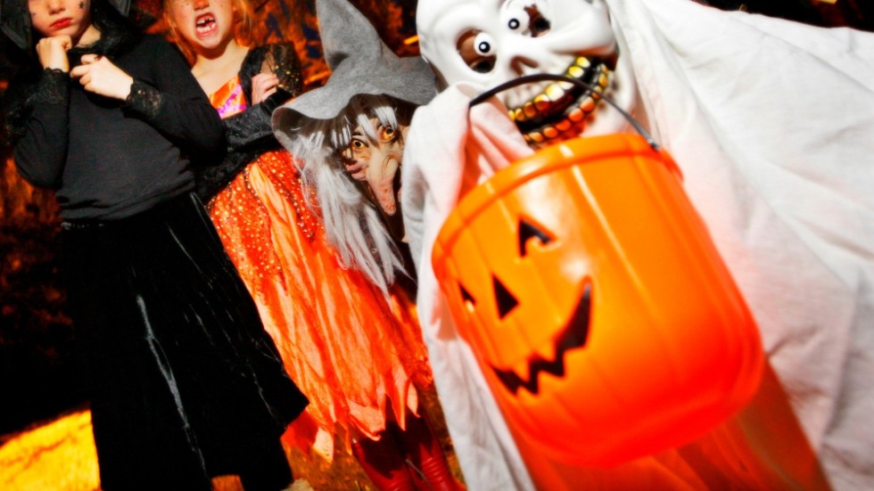 På halloween brukar barn klä ut sig till spöken och monster och gå runt bland husen för att få godis (eller bjuda på bus).
