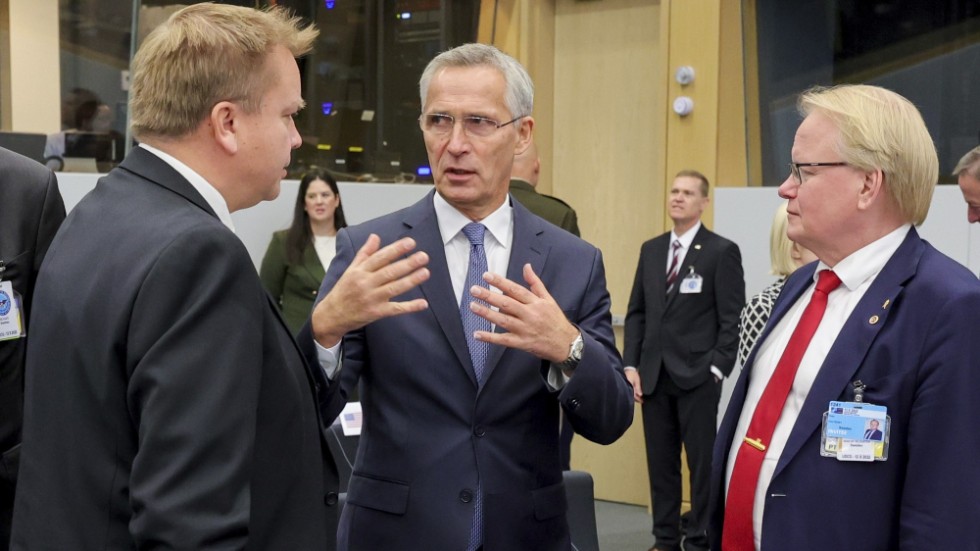 Natochefen Jens Stoltenberg i samspråk med Finlands försvarsminister Antti Kaikkonen och Sveriges avgående försvarsminister Peter Hultqvist. Arkivbild.