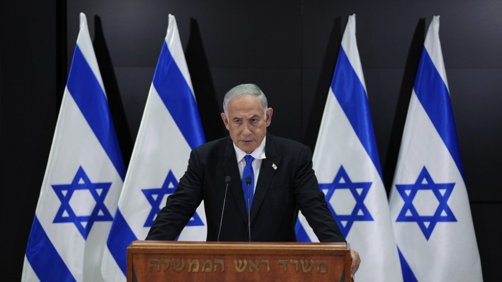 Israels premiärminister Benjamin Netanyahu på en presskonferens på måndagskvällen.