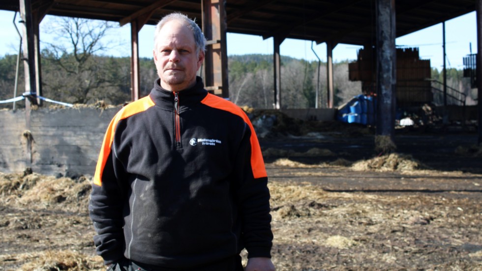 "När jag kom var halmen i ena änden övertänd och det brann i gavlarna och väggarna. Det måste ha gått fort", säger lantbrukaren Sven Karlsson.