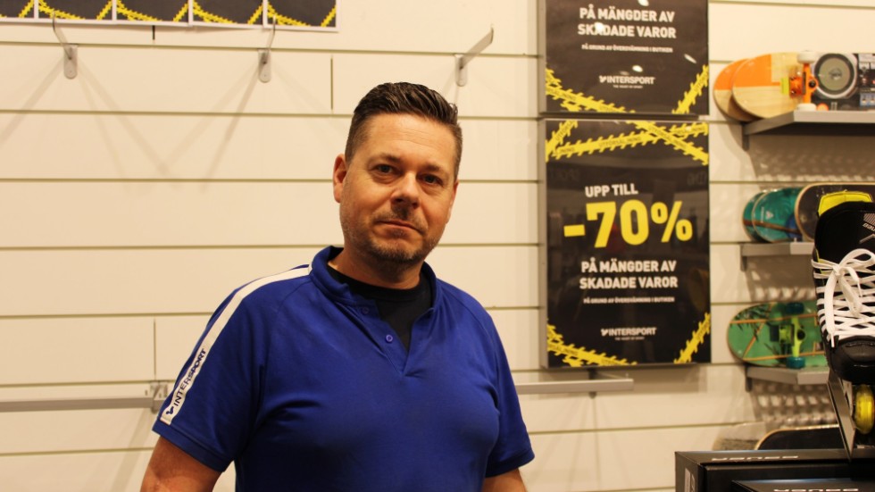 "Vi kan inte använda vårt vanliga lager utan har fått bo tillfälligt där yta finns", säger Daniel Lindström, butikschef på Intersport i Vimmerby. 