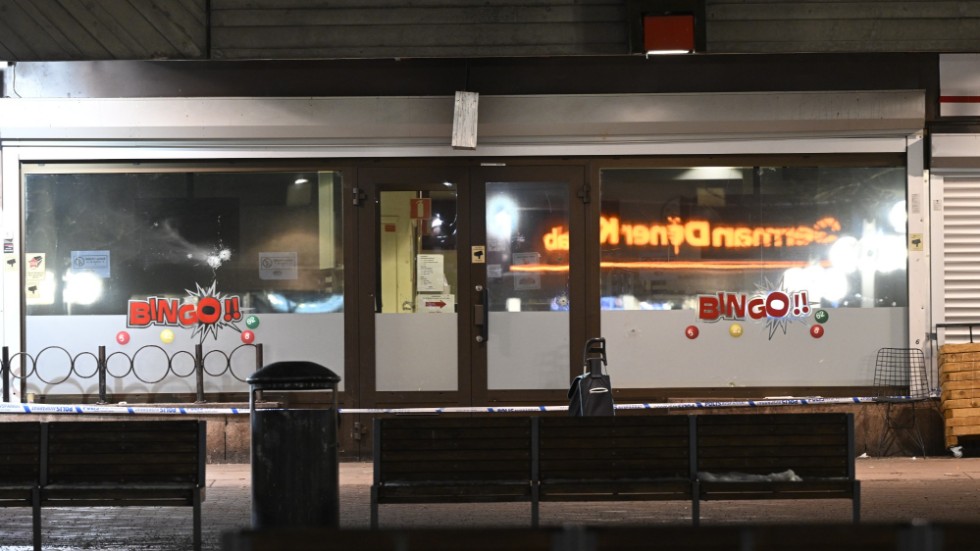 Skotthål i fönsterrutan till en bingohall i Skärholmen i södra Stockholm efter att två män skadats i en skottlossning i på onsdagskvällen.