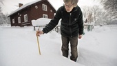 Här mäter Siri  Östergötlands djupaste snötäcke