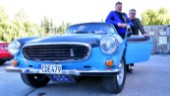 Helgonetbilen drar till sig blickar: "Bara E-type är snyggare" • Han lärde Eva Röse köra rally