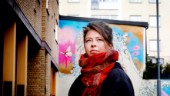 Konstnären Rosannas väggmålning i Nyfors – vill lyfta det positiva: "Gangsterkulturgrejen kom upp"