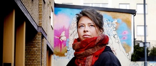 Konstnären Rosannas väggmålning i Nyfors – vill lyfta det positiva: "Gangsterkulturgrejen kom upp"