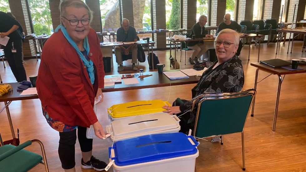 Christina Sorsa och Eva Berglund i valnämnden har precis förseglat de tre valurnorna för valen till riksdag, kommun och region.