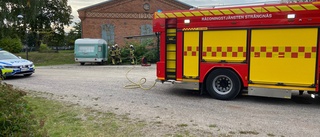 Ambulanspersonal släckte husvagn som fattade eld 