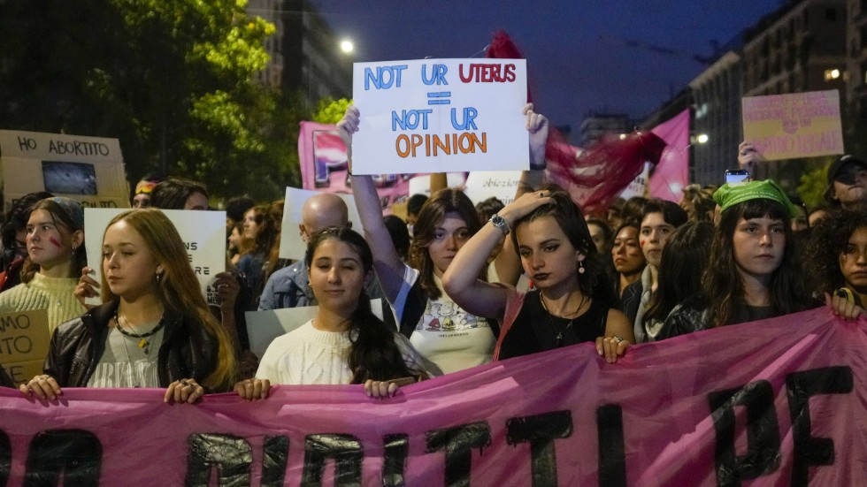 Italienska kvinnor demonstrerar för en starkare tillämpning av landets abortlag, som många anser är i fara, i Milano i slutet av september.