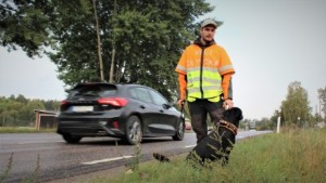 Livsfarligt jobb vid vägkanten • "Många struntar fullkomligt i oss" • 500 viltolyckor varje år i kommunen