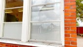 Uppgiven fastighetsskötare efter nya fönsterkrossen: "En ruta som pangades var nymonterad" • Vittnesuppgifter finns