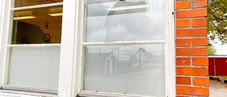 Uppgiven fastighetsskötare efter nya fönsterkrossen: "En ruta som pangades var nymonterad" • Vittnesuppgifter finns