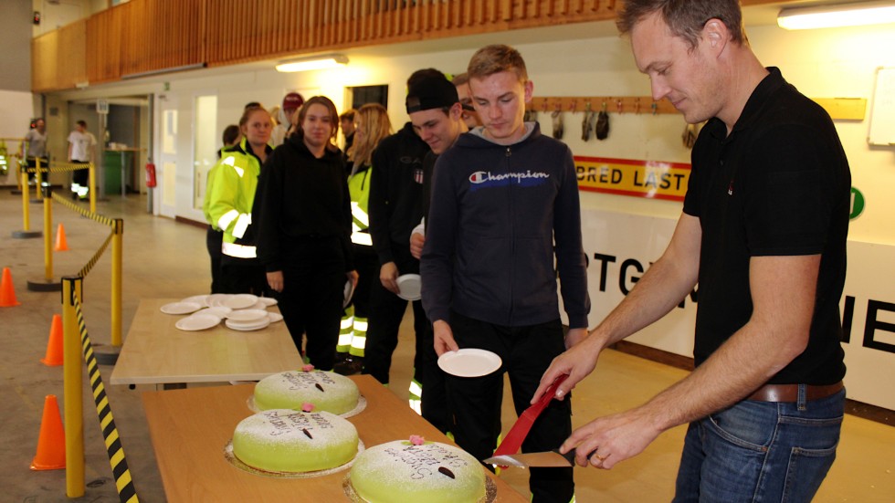 Syabs verksamhetschef Rickard Hermansson serverade tårta till bland andra Isak Gustafsson när utmärkelsen firades på torsdagseftermiddagen.