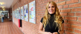 Elin Härnby på Årbyskolan kämpar för att skapa en trygg plats för eleverna: "Gängen försöker värva barnen som springpojkar"