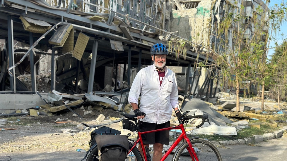 
Den tidigare diplomaten  och ambassadören Peter Fredén tar sig just nu fram på cykel längs den den ukrainska fronten. Han skriver krönikor om det han ser.