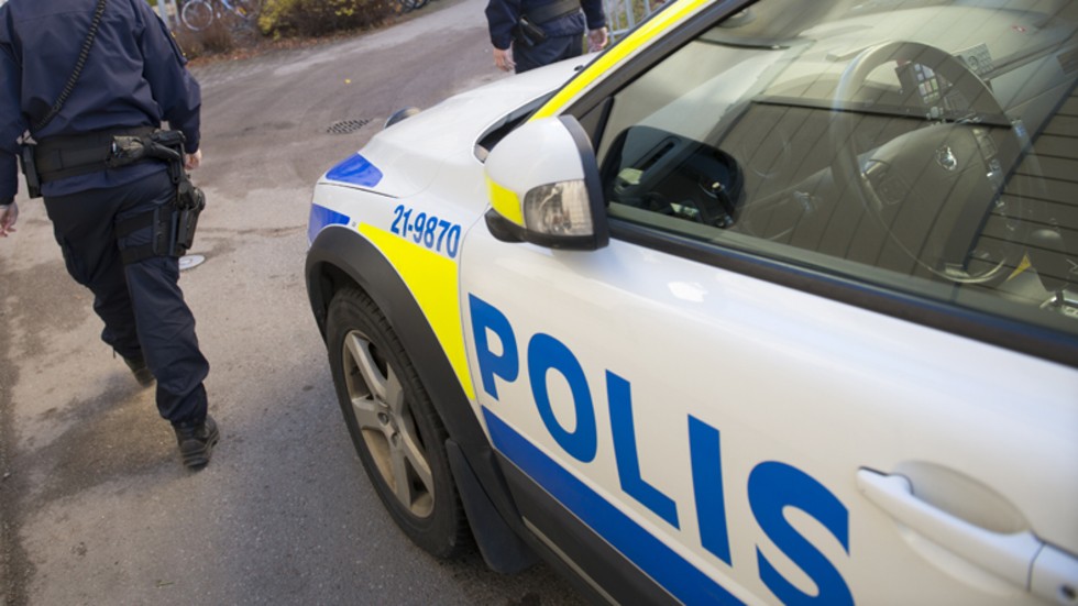 Polisen fick under tisdagsmorgonen åka till ett pågående bråk i en trappuppgång i Hällestad.