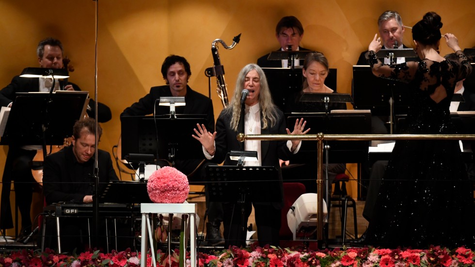 Patti Smith uppträder i Konserthuset i Stockholm i samband med Nobelprisutdelningen 2016.