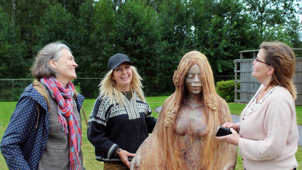Kulturchef Hannah Gruffman, konstnären Tjåsa Gusfors och Karin Westberg (C), ordförande i kultur- och fritidsutskottet, med skulpturen Mor som placerats på Flintvägen.