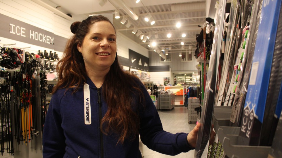 Ingen efterfrågan på längdåkningsskidor. Men Sarah Lindström på Intersport i Vimmerby ser istället att konsumtionen av inomhusprylar och löparskor går bättre.