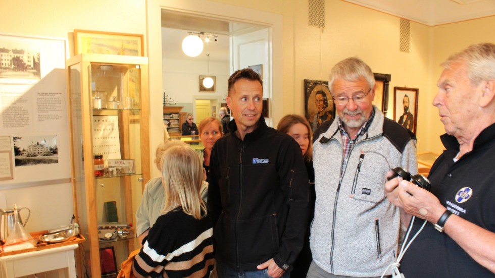 Ulf och Henrik Hallberg passar på att fråga ut guiden Stanley Ahl om en del behandlingsmetoder som förekom på Sankta Gertruds sjukhus.
