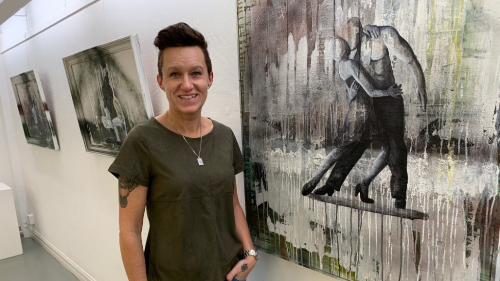 Akrylmålare Camilla Bergs utställning "I rörelse" hade vernissage under fredagskvällen och kan ses i Warmbadhuset i Vimmerby under lördagen och söndagen.
