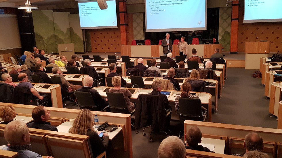 De bägge kommunalråden Reidar Svedahl (L) och Karin Jonsson (C) mötte på tisdagskvällen 140 representanter för kommunens vägföreningar.