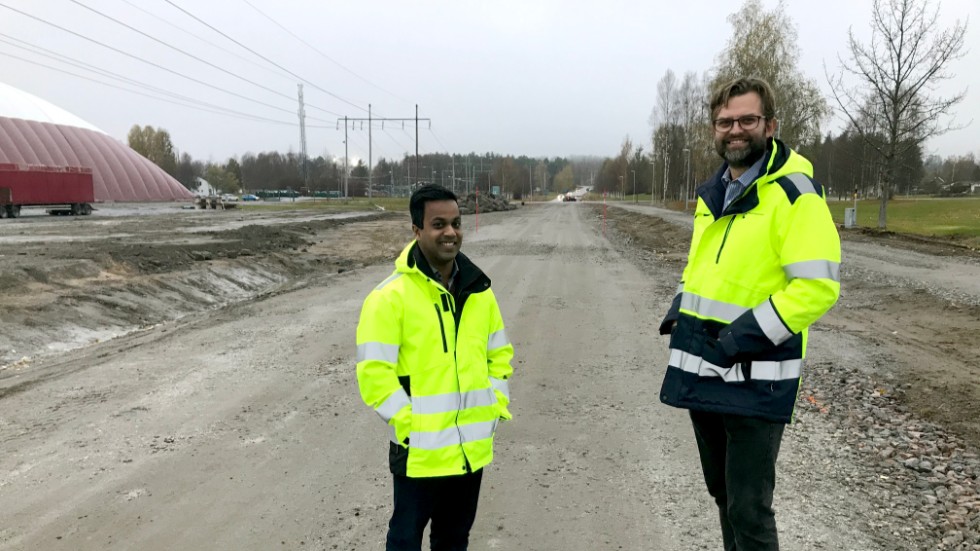 Martin Lindberg, enhetschef för trafik och projekt på Piteå kommun, jobbar tillsammans med ingenjören Ian Sonogan i projektet Arena Norrstrand.