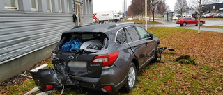 Körde ut från bilfirman – och kraschade