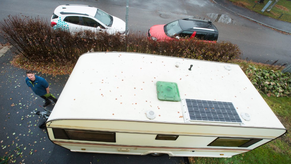 Markus Krans har utrustat familjens husvagn med solceller. "Husvagnen är en värdefull resurs vid en krissituation. Här har vi gasolspis och har möjlighet att ladda våra mobiltelefoner även under ett strömavbrott", berättar den 49-årige slöjdmagistern.