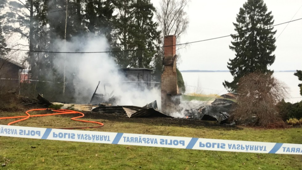 En sommarstuga i Kullersta utanför Torshälla brann ner till grunden under söndagsmorgonen.