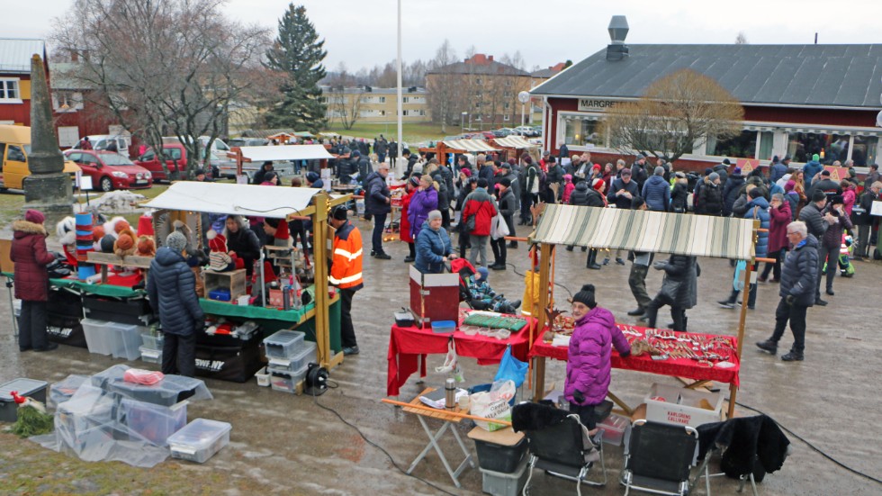 Årets julmarknad vid Öjeby kyrka och Margretelund är igång.