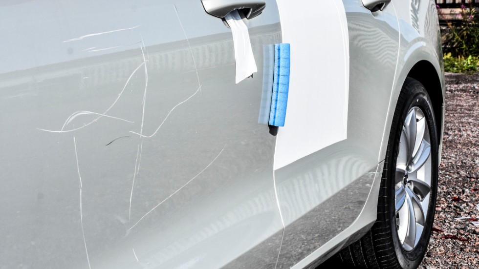 Bilhandlare har råkat ut för vandalisering av bilar vid upprepade tillfällen. Nu har en misstänkt man erkänt gärningarna. 