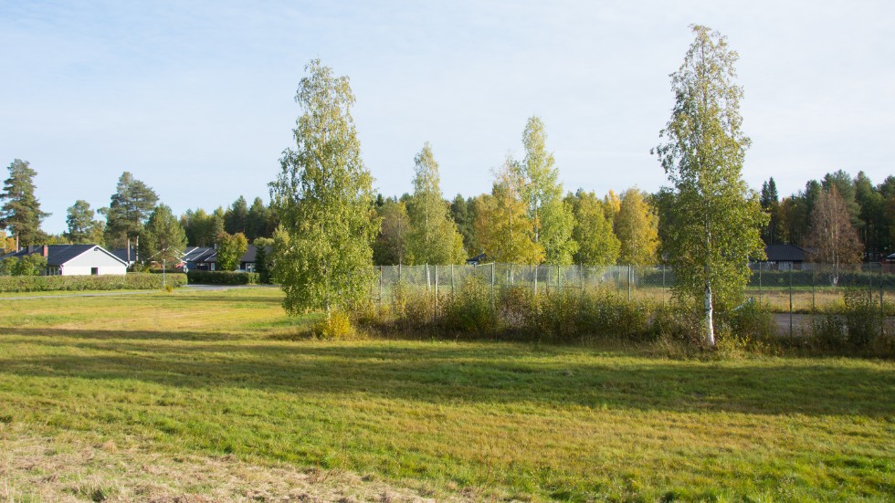 Grönområdet med tennisplan ska bebyggas föreslår kommunen. Boende i området är fortsatt kritiska.