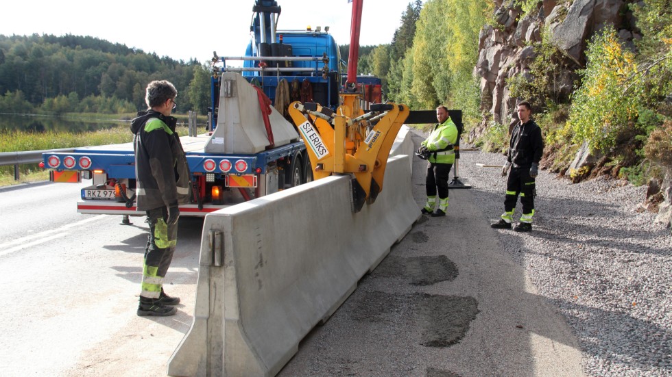 Under tisdagen påbörjades monteringen av den 264 meter långa betongbarriären som ska förhindra fallande stenblock från att rulla ut över 23/34:an. 