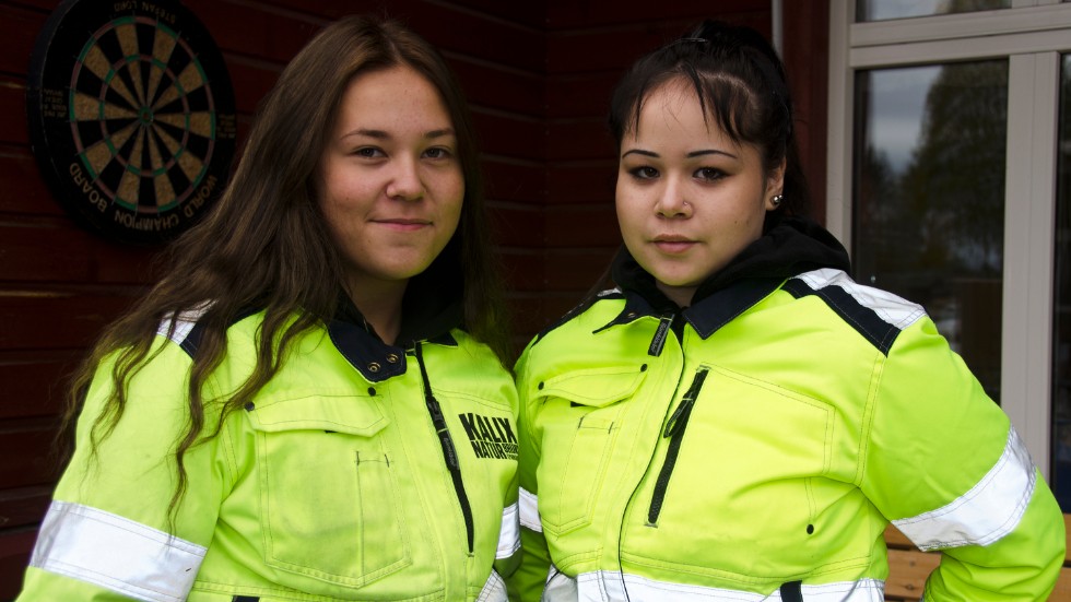 Isabell Eskelinen och Patricia Krypsjö trivs jättebra på skolan. 