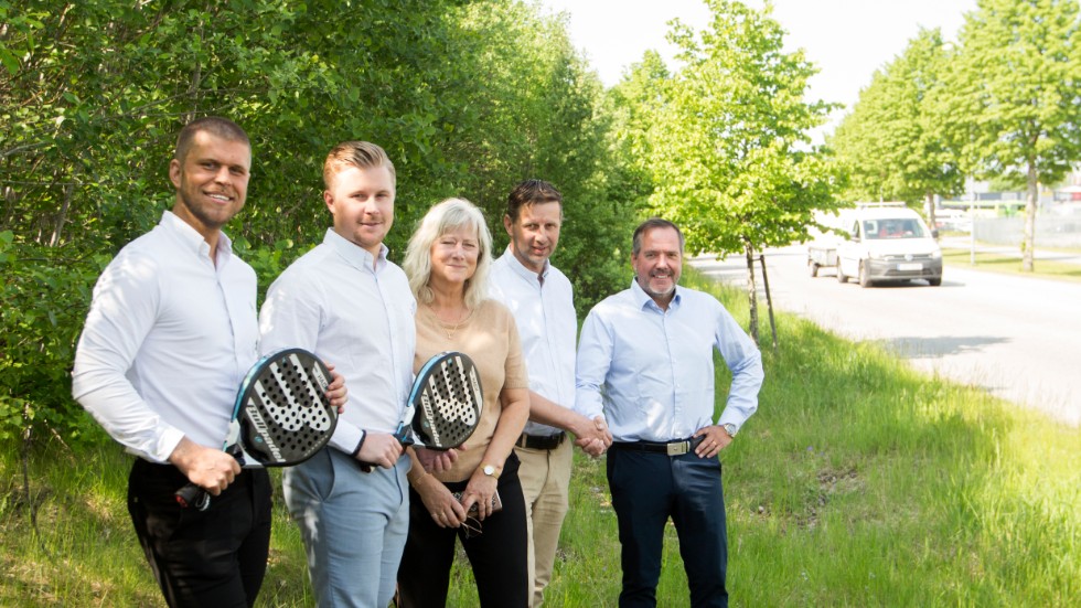 I juli 2020 ska padelhallen på Lövåsen vara klar. Från vänster: Rickard Hedfors, Anders Johnsson, Carina Lloyd, Mats Lundevaller och Johnny Ellfolk.