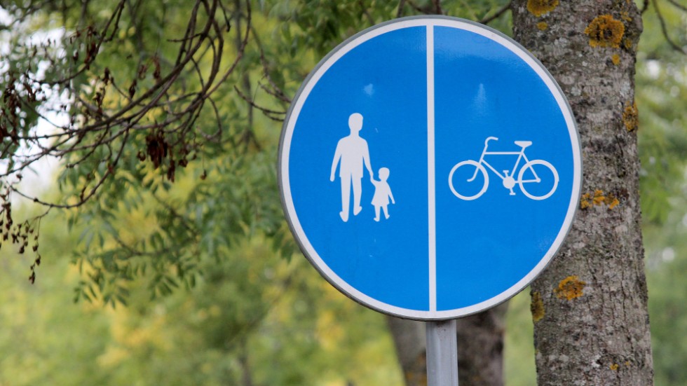Flera gång- och cykelvägar runtom i Enköping ska asfalteras bitvis där det finns skador.